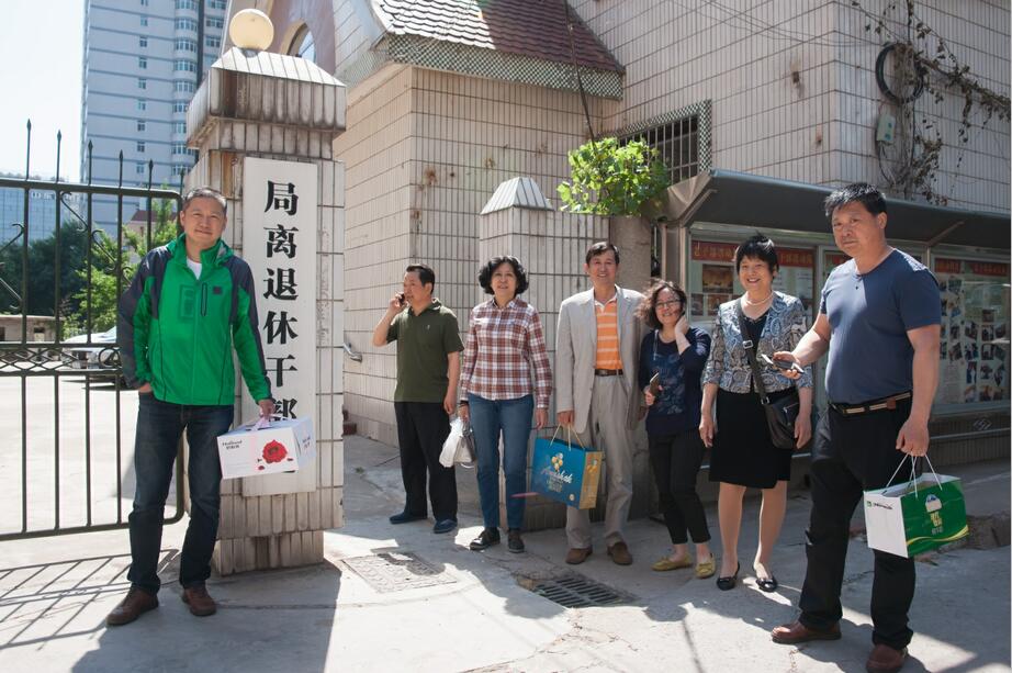 山东省新闻出版广电局离退休干部处为九十岁离休干部过生日送祝福