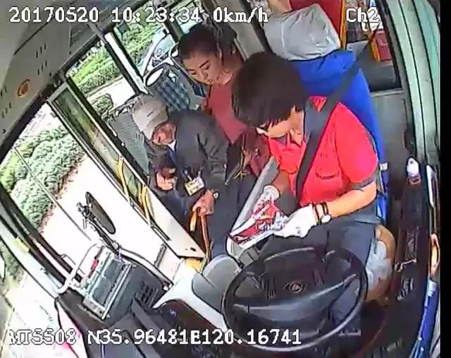 山东老人瞒家人买理财，被好心公交司机制止