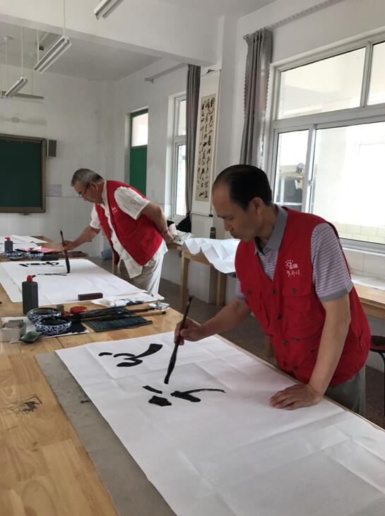 老干部之家书画协会志愿者向广里小学赠送书法作品