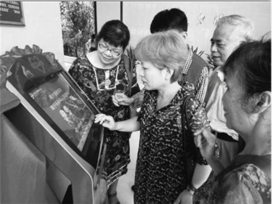 广西南宁市老年人活动中心：轻触屏幕可知养老信息