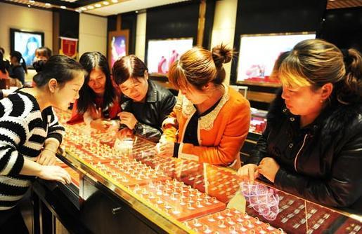 中国大妈：炒金炒在半山腰又被套哭了