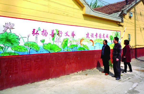 山东诸城市老干部绘制孝德“文化墙” 助力文化名市建设