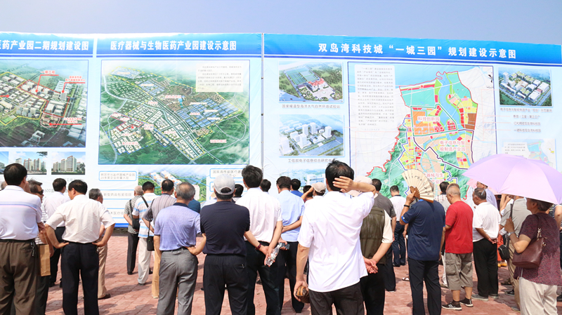 威海市直离退休干部参观双岛湾科技城建设情况