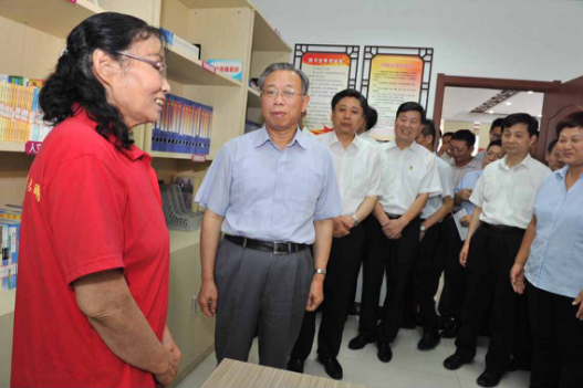 山东省委书记刘家义视察济宁市“红旗先锋”老干部志愿者服务队
