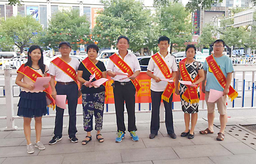 泰安市委老干部局志愿服务队开展环保宣传和文明交通志愿服务活动