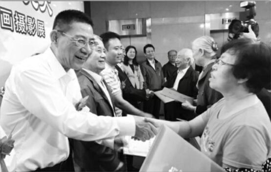 【国土资源部】离退休职工“翰墨书丹心 喜迎十九大”书画摄影展开幕