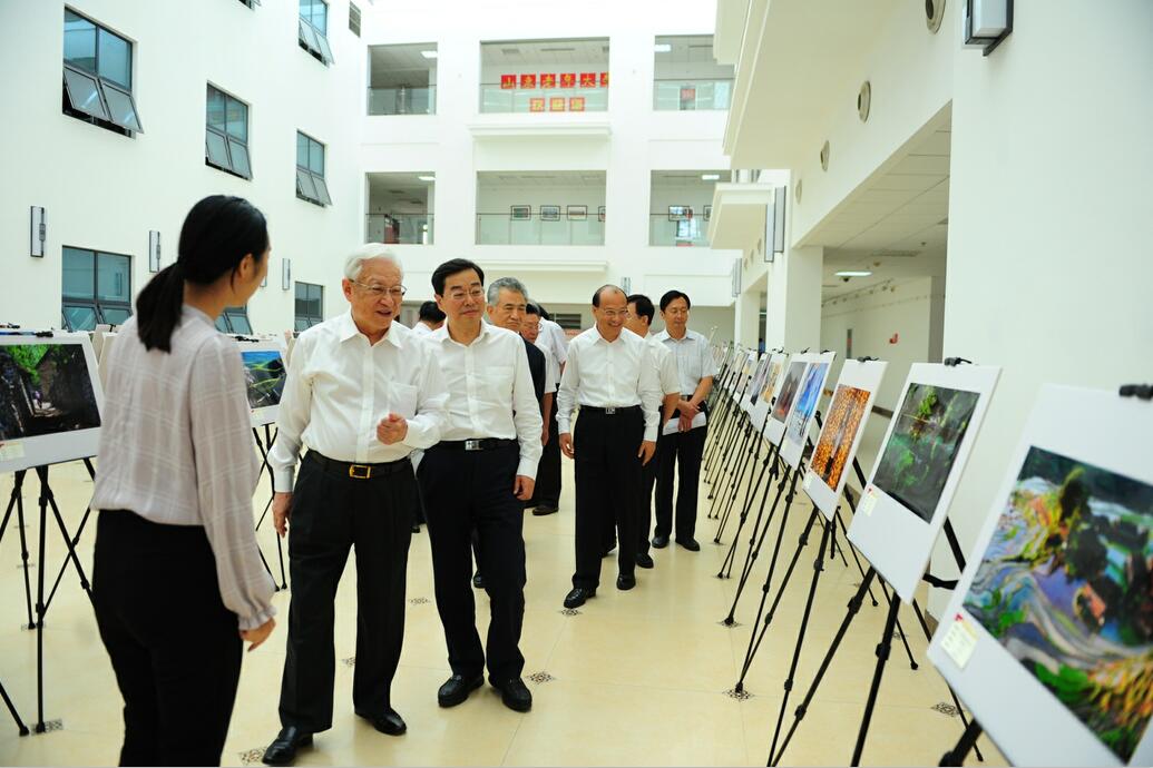“喜迎十九大”\n第七届全省老干部艺术节举办汇报演出\n省领导杨东奇、季缃绮观看演出\n并参观老干部书画摄影作品展