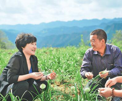 贵州省盘州市淤泥彝族乡岩博村党委书记余留芬：脱贫不惜力，山村更芬芳（十九大代表风采）