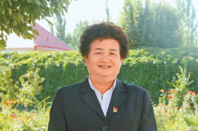 新疆伊宁县盖买村党支部书记李元敏：建强班子 致富跑出加速度（十九大代表风采）
