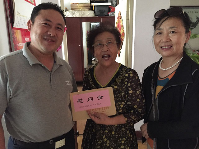 省卫生计生委机关组织走访慰问离退休老党员
