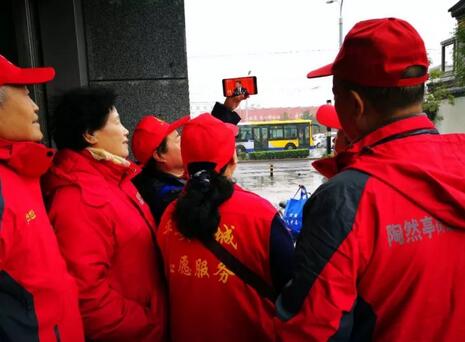 北京西城老同志为保十九大胜利开幕上岗值勤