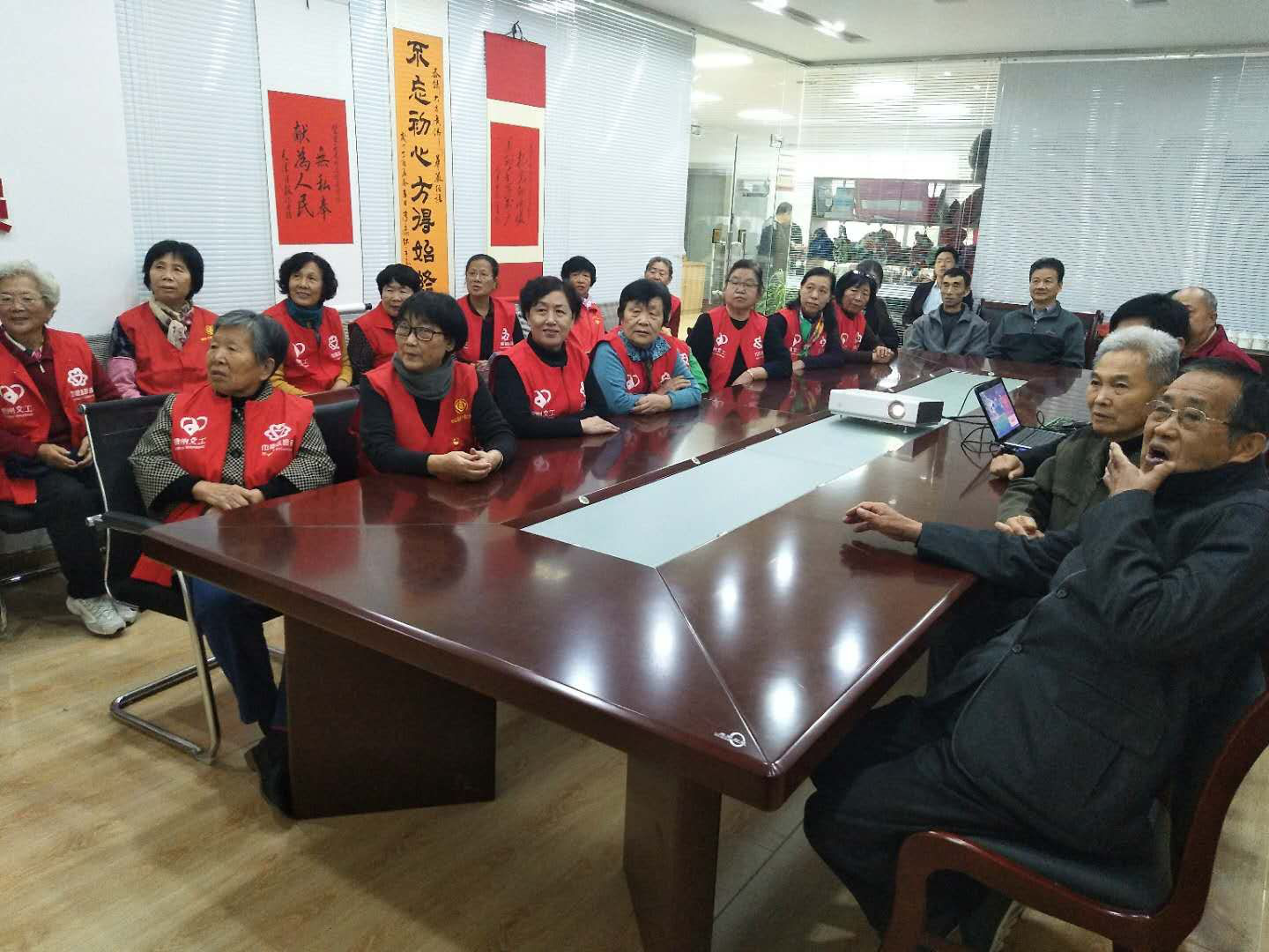 山东省德州市老干部积极收看十九大开幕盛况