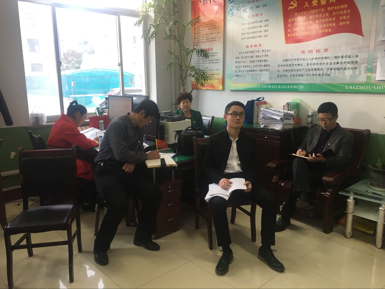 山东省莱州市委老干部局全体机关干部集中收看党的十九大开幕会和总书记的主题报告
