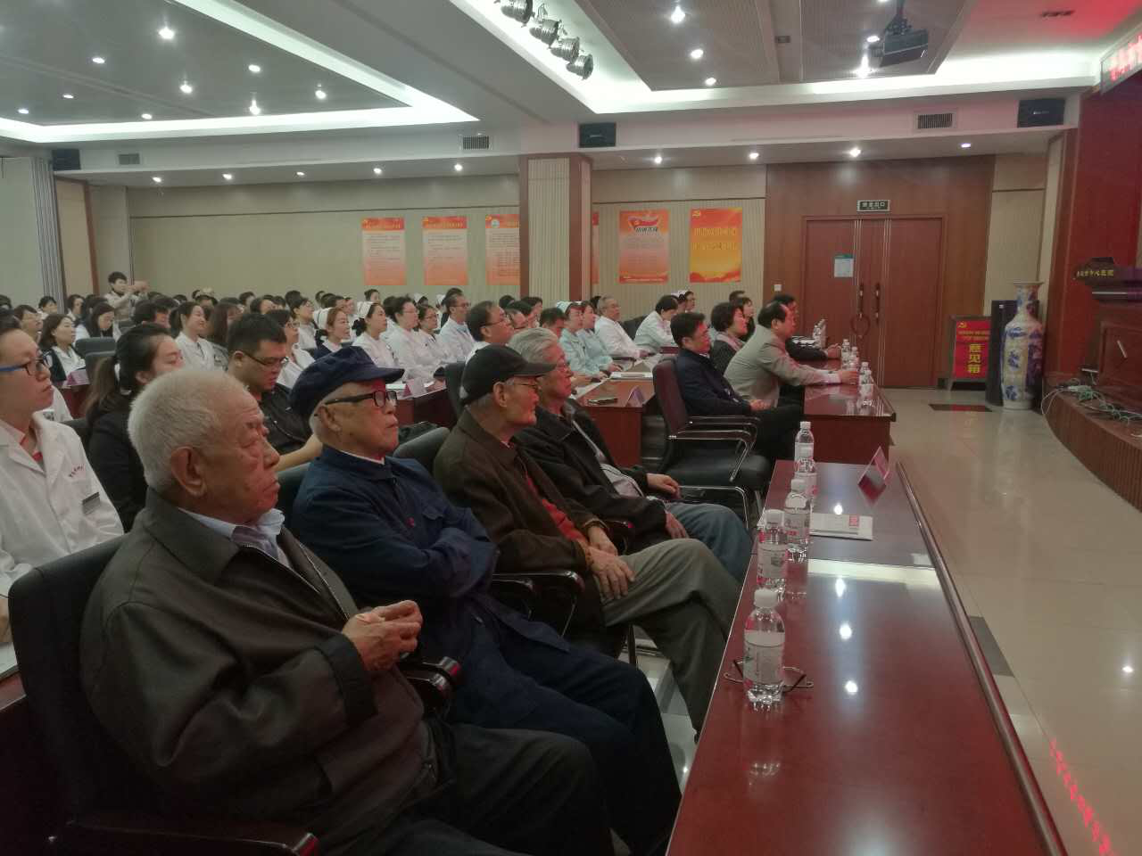 山东省青岛市卫生计生委组织全委离退休干部 集体收看十九大开幕式盛况
