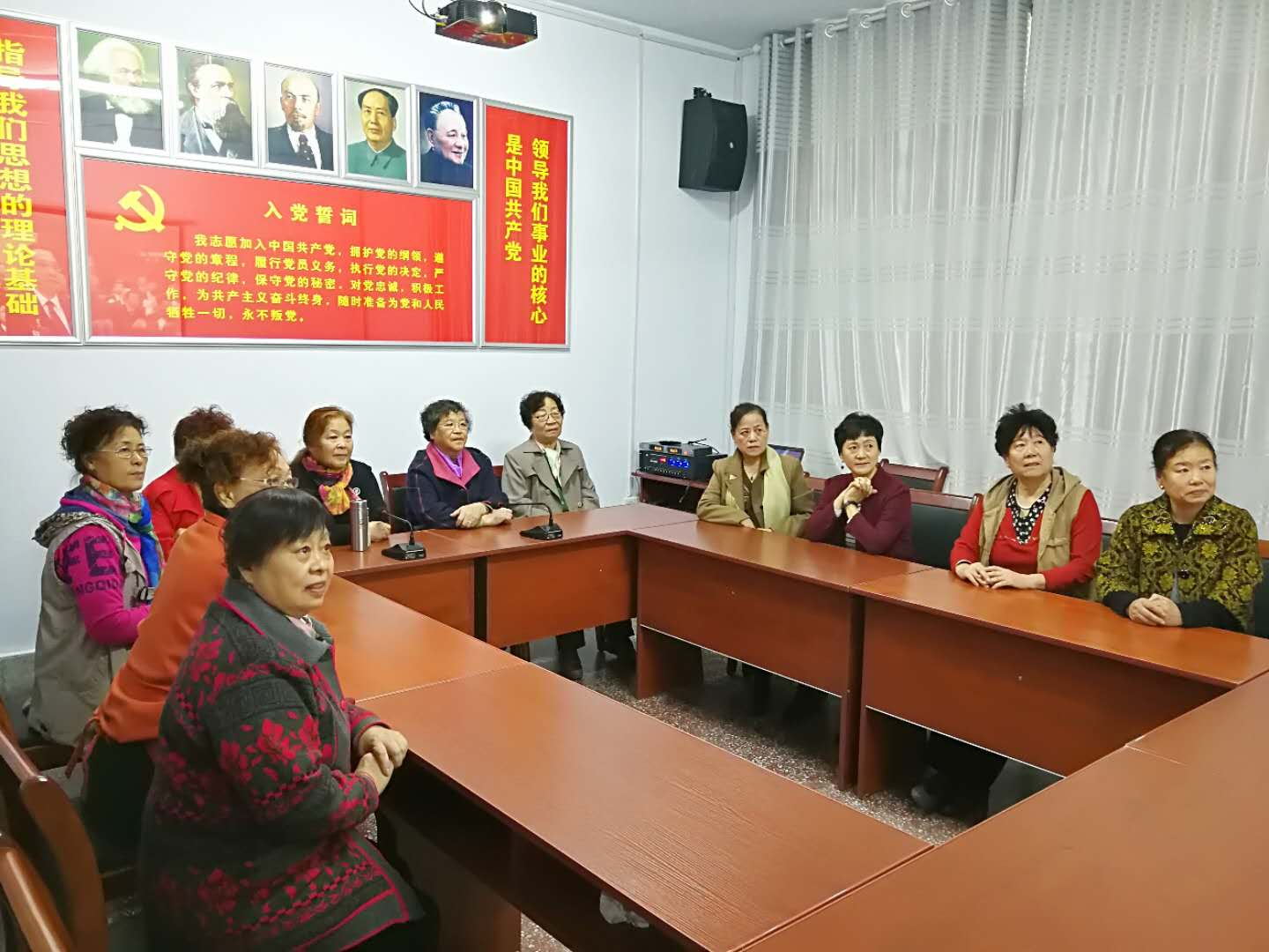 山东省淄博市张店区委老干部局组织收看十九大开幕盛况