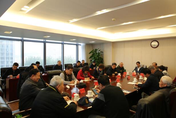 中央纪委离退休干部局组织老同志收听收看党的十九大开幕会现场直播并畅谈学习体会