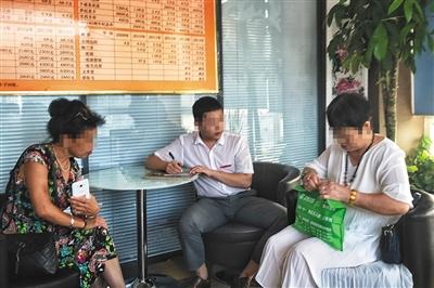 揭秘钱币收藏骗局:老人30万买的纪念币仅值2万