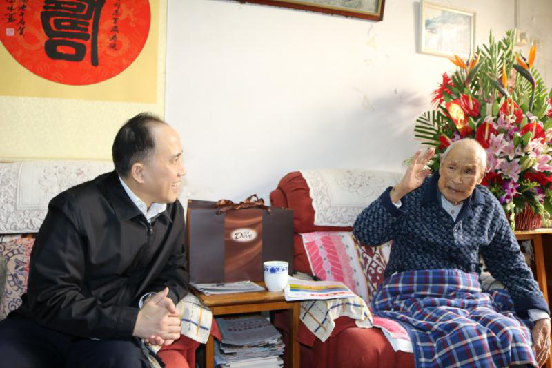 张茂华同志重阳节看望慰问中华全国总工会101岁老人胡刚同志