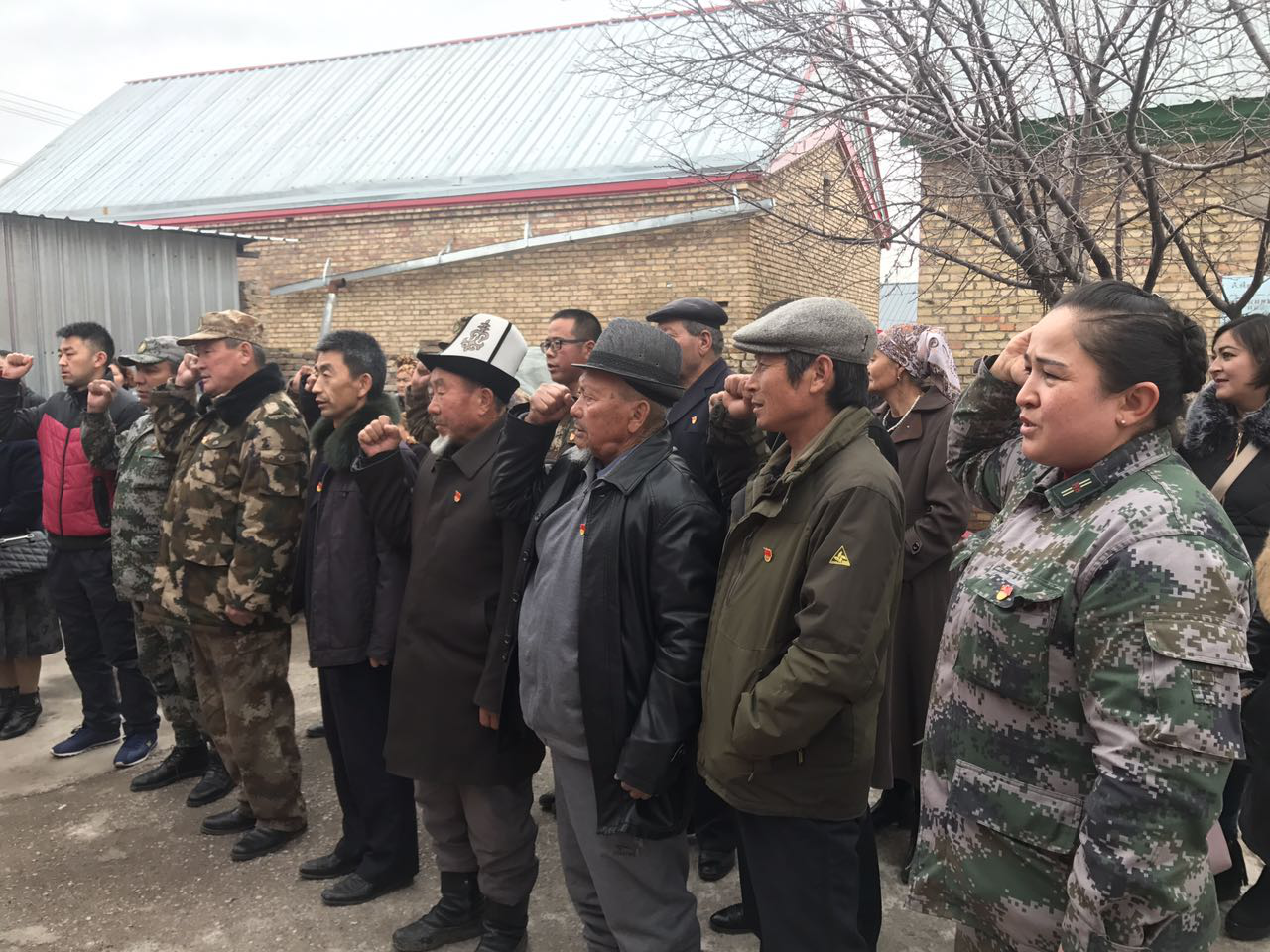 新疆昭苏县老干部宣讲走居民家