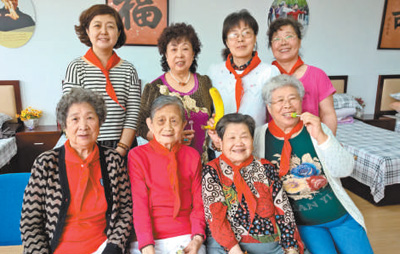 青岛“天使温情敬老团”负责人杨晓玲在夕阳里温暖你