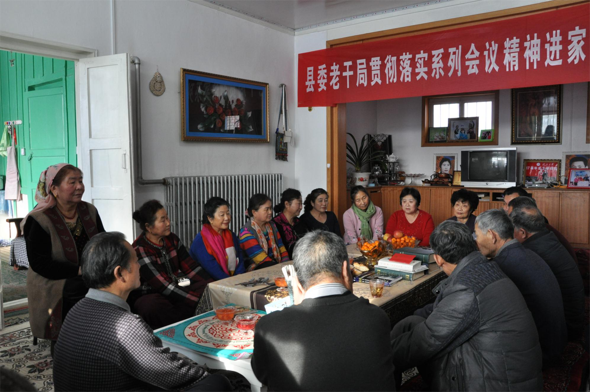 新疆巩留县：不忘初心精神佳 走家串户勤送学