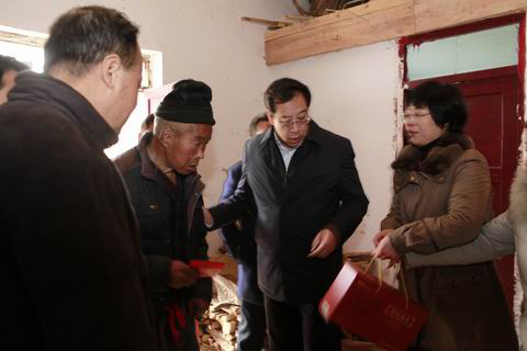 黄思光同志走访慰问包扶村生活困难老党员和困难群众