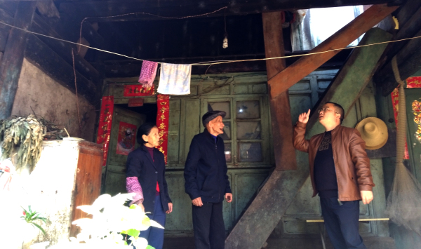 云南景东：地震摇不动对老干部的关爱真情