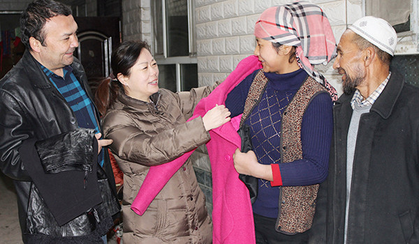 新疆阿克苏：“访惠聚”助力困难群众过冬