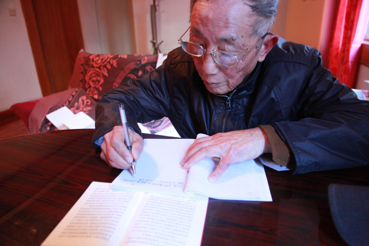 耄耋执笔书忠诚 ——江西南昌市在广大离退休干部中开展学习遵守贯彻维护党章活动