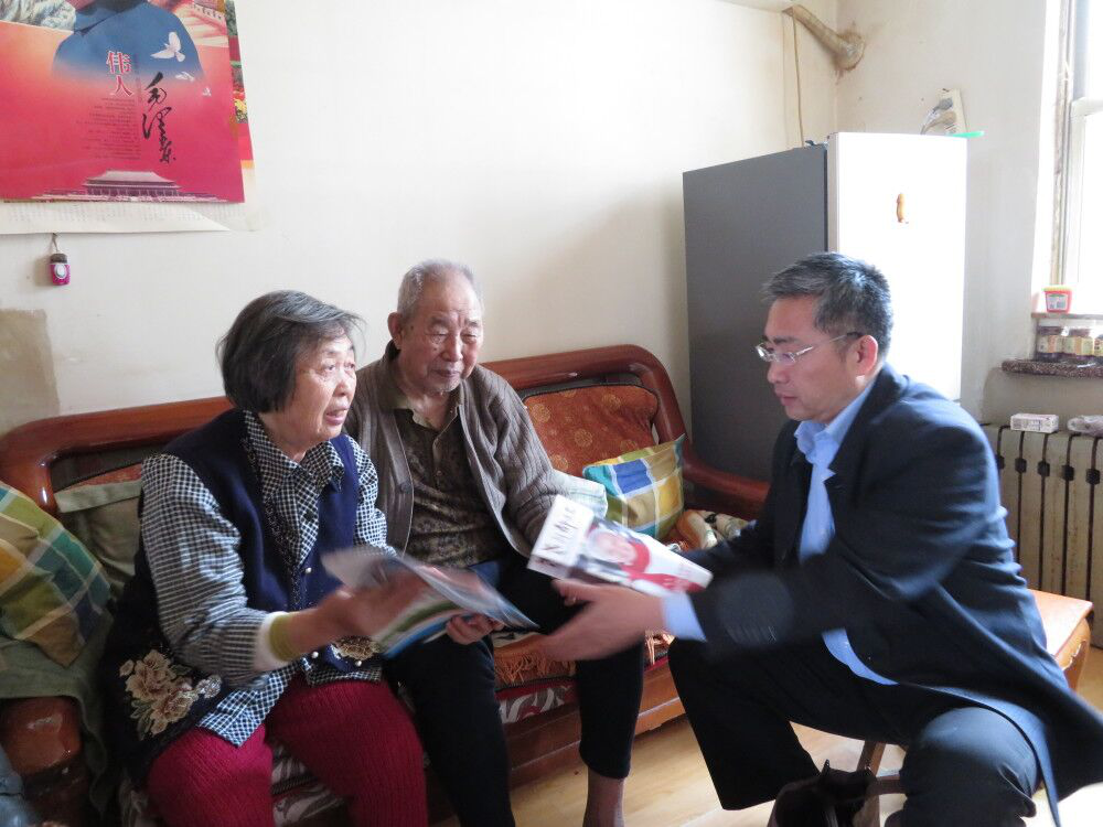 【山东】威海市干休所“入户送学”组织老干部学习全国两会精神