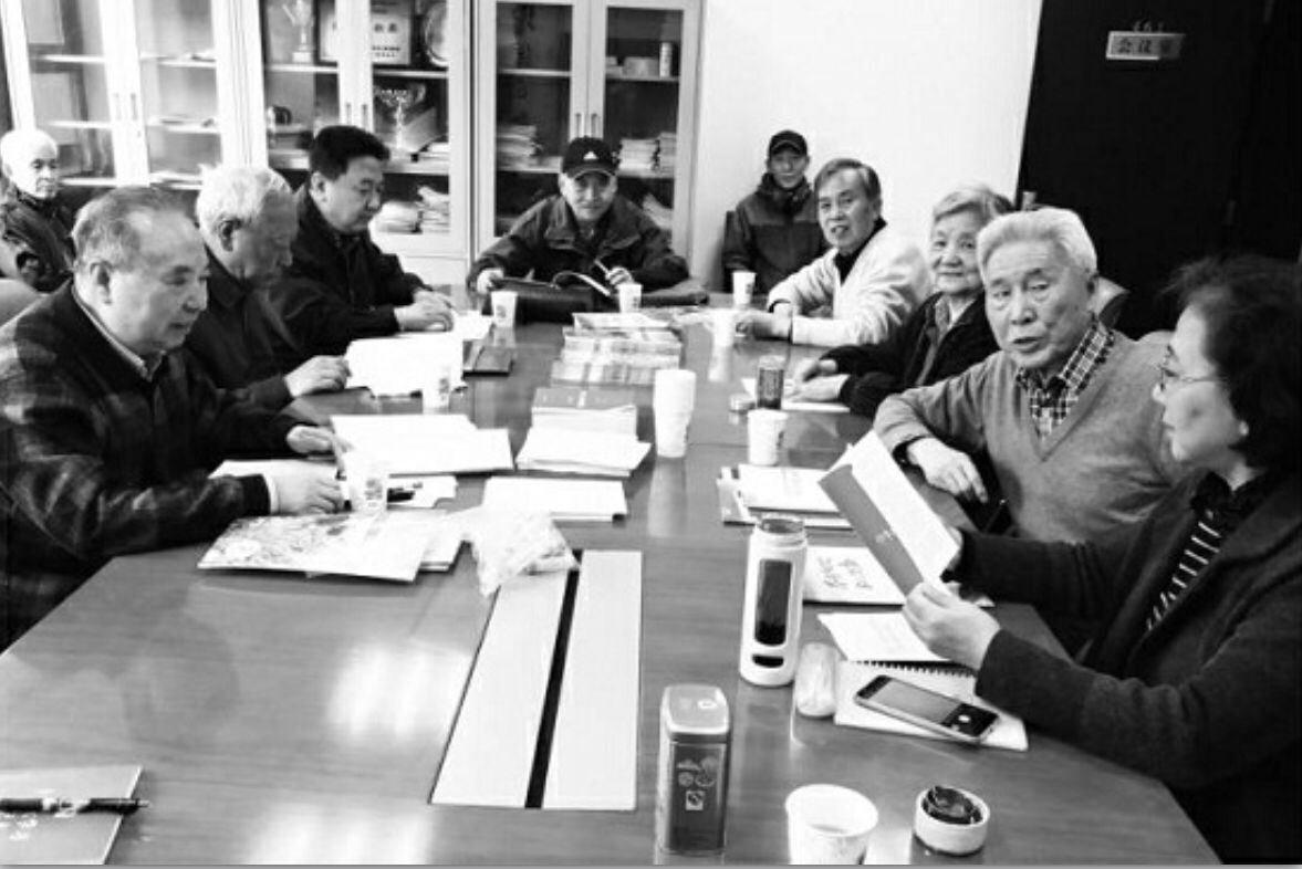 人社部离退休干部局离退休第10党支部学习宪法修正案