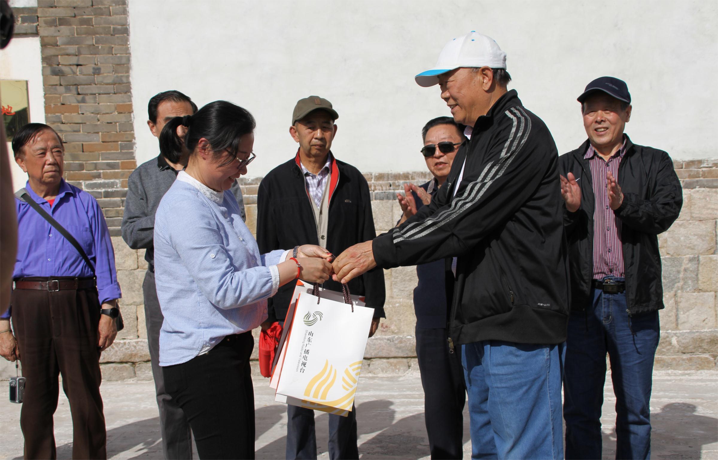 纪念改革开放  体验乡村振兴——山东广播电视台退休干部赴龙口开展党建主题实践活动