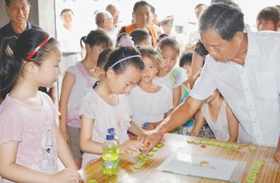 退休教师义务助学十一年 李余礼 让留守儿童快乐学习