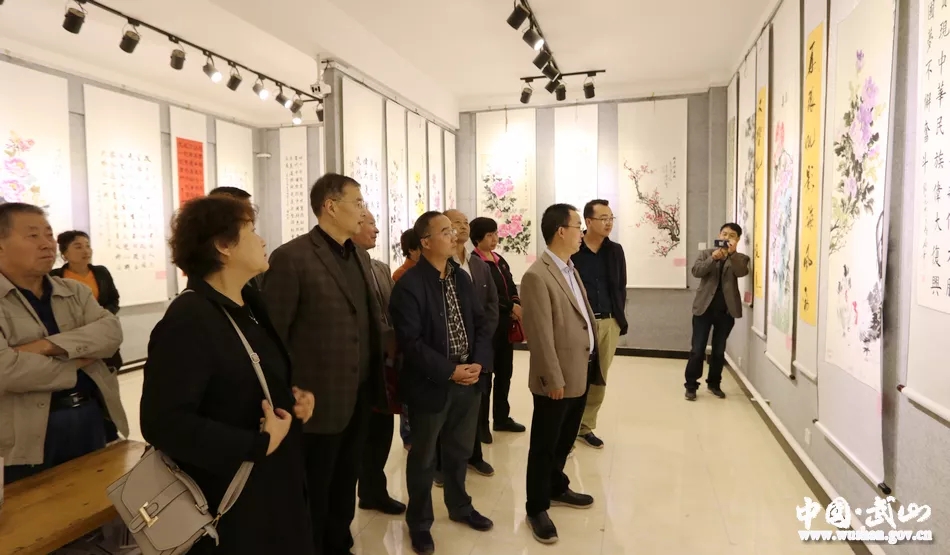 甘肃武山离退休干部举办庆祝改革开放四十周年书画展