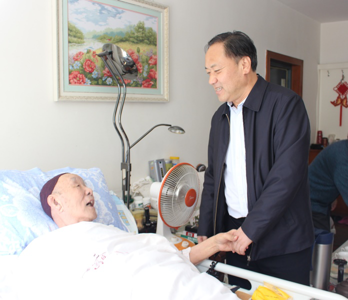 雪中送炭济特困  满怀深情感党恩  新疆维吾尔族自治区党委老干部局落实特殊困难离退休干部帮扶机制