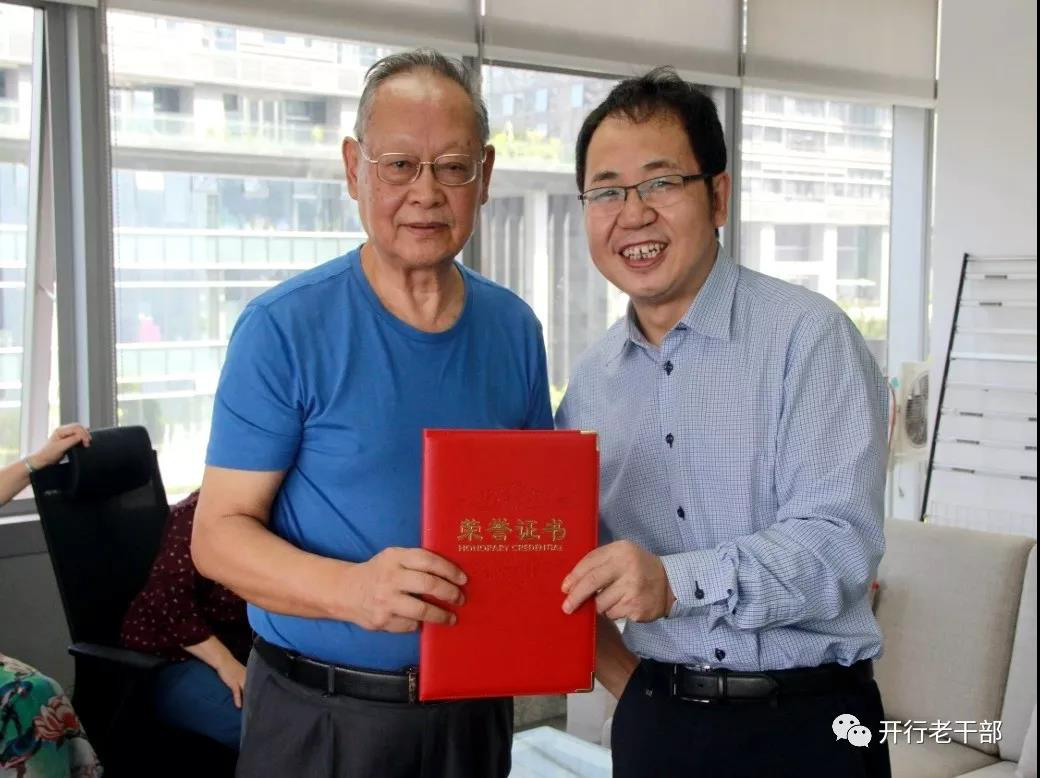 国家开发银行重庆分行人事处党支部与退休党支部开展中秋国庆座谈会