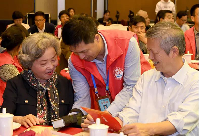 浙江省委老干部局组织开展老同志庆重阳活动