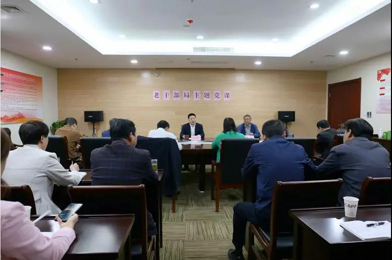 江苏省镇江市委老干部局局长、离退休干部工委书记杜官军给本局全体党员上党课