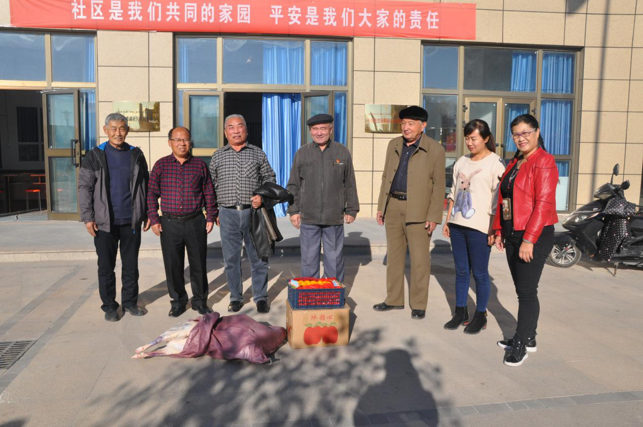 新疆巩留县老干部发挥余热 慰问驻村工作组
