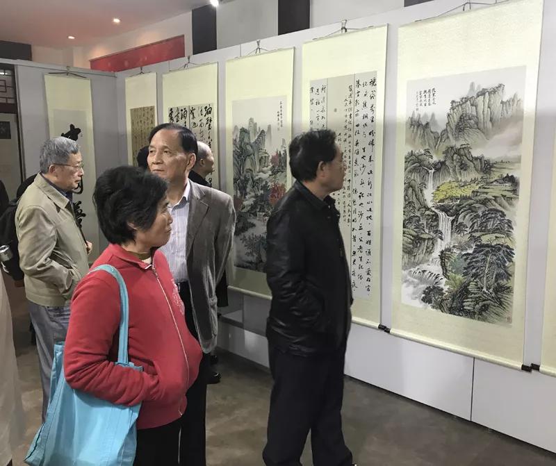江苏太仓老干部参观纪念改革开放四十周年书画展