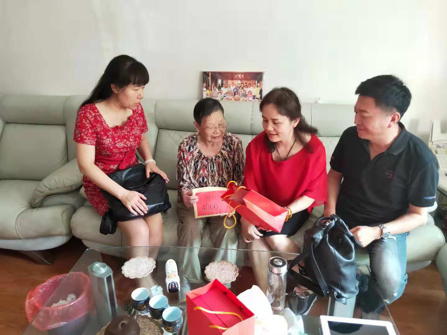 宁夏银川市委老干部局看望长期在外地居住的离休干部