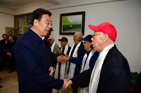 西藏自治区党委书记吴英杰看望慰问离退休干部