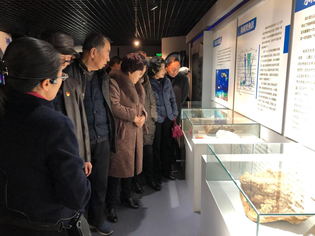 陕西神木市离退休干部党委组织离退休干部走进市博物馆感受历史文化魅力