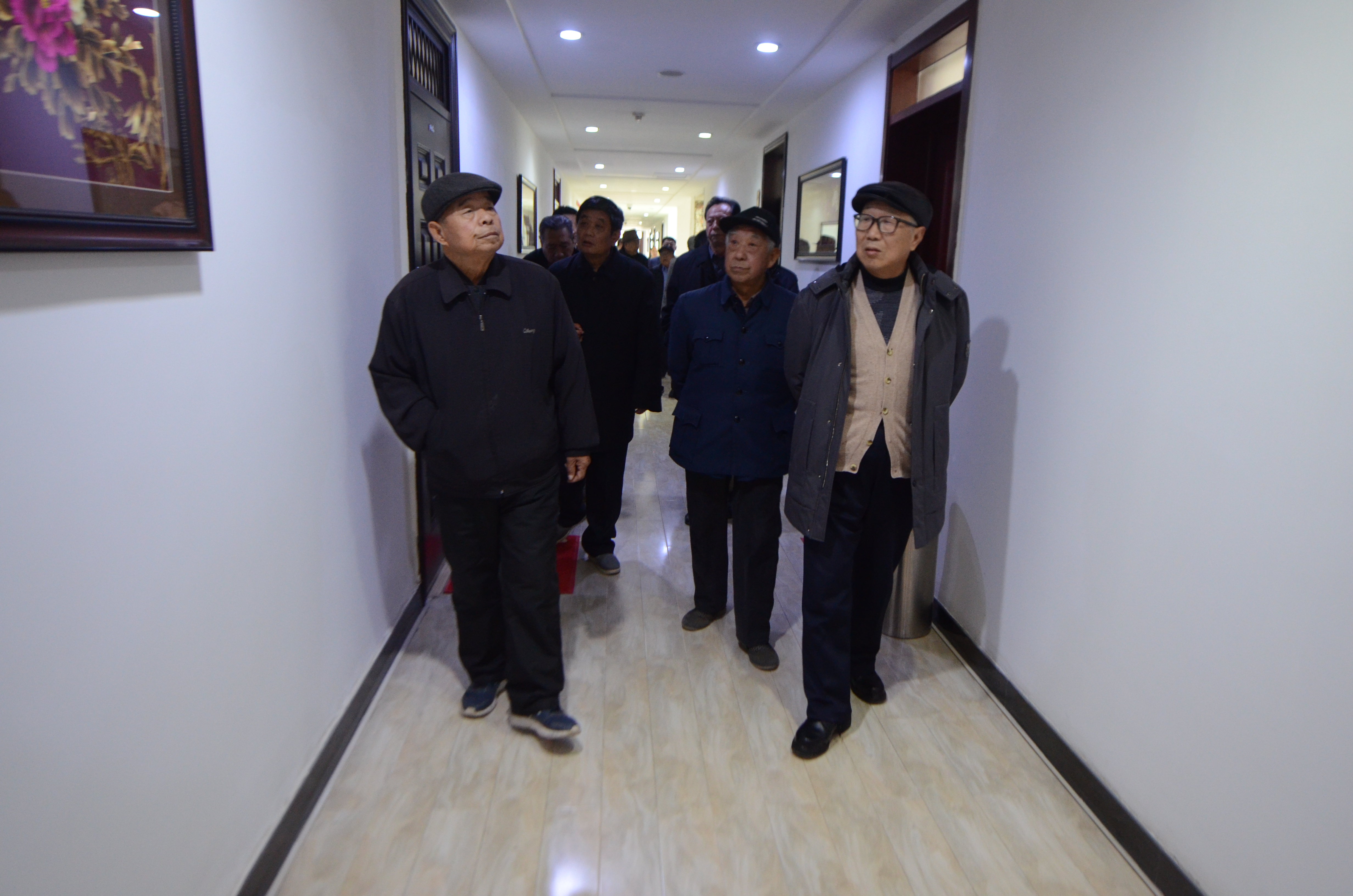 山东菏泽中院邀请老干部参加纪念改革开放40周年座谈会
