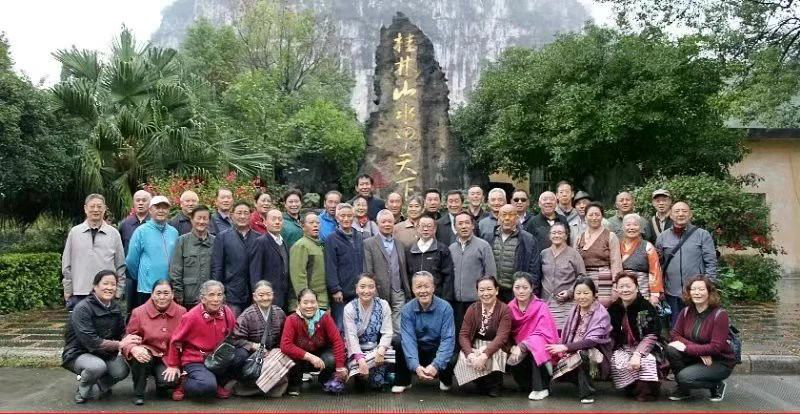 西藏组织老干部赴内地疗养