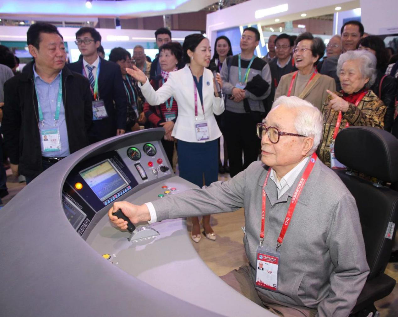 上海老干部为首届中国国际进口博览会助力点赞