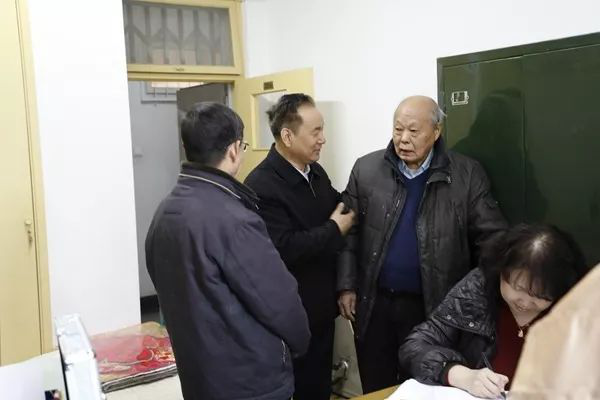 新年上班第一天上门服务践“三好” ——水利部离退休干部局深入老干部活动站开展医疗服务工作