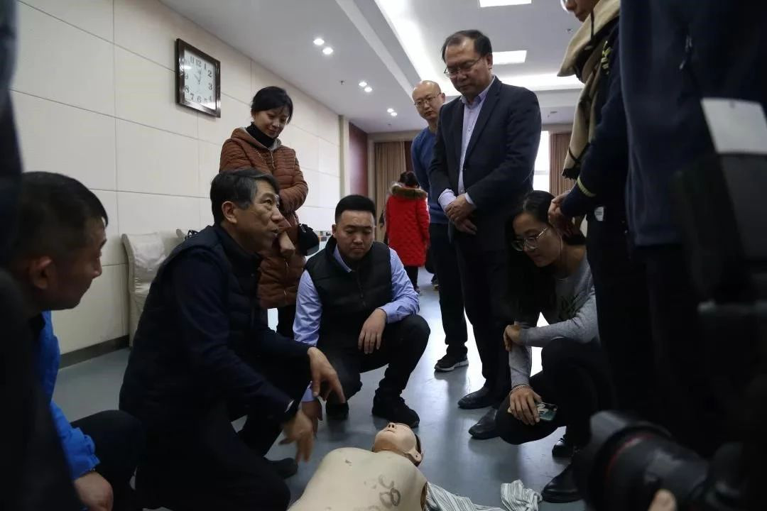 【山东】省委老干部局、老年大学举办急救知识进机关活动