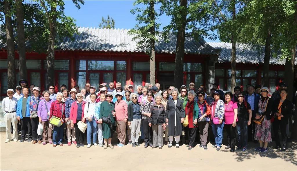 农业农村部机关离退休党务干部参观圆明园廉政教育基地