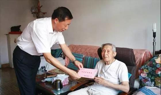 一汽集团走访慰问老同志
